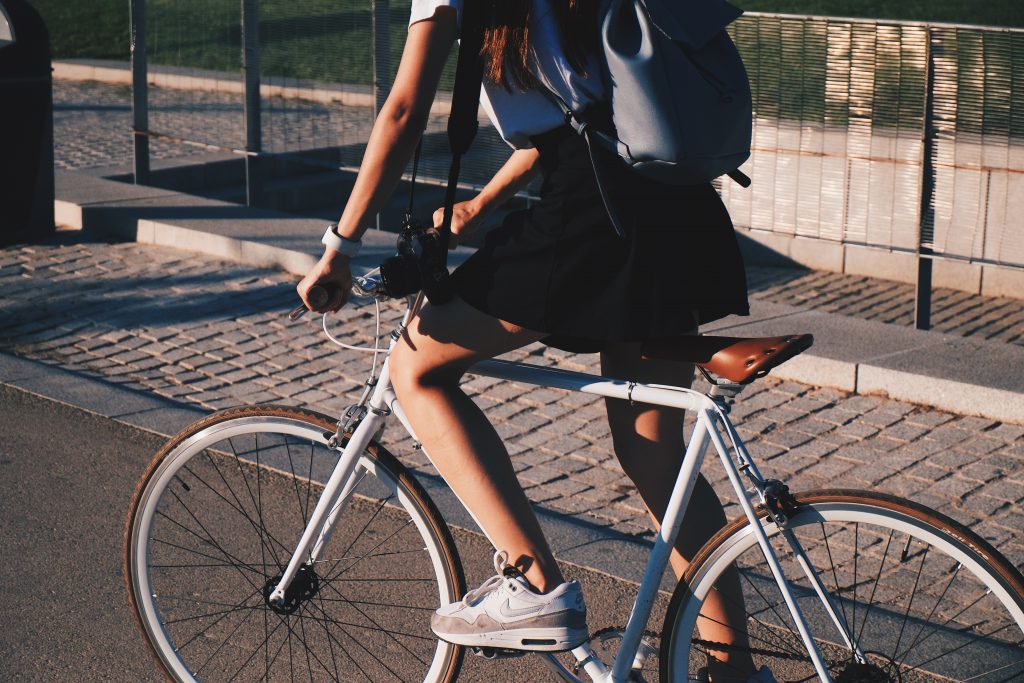 zdjęcie przedstawia osobę na rowerze; jazda na jednośladzie to ma podobne korzyści zdrowotne