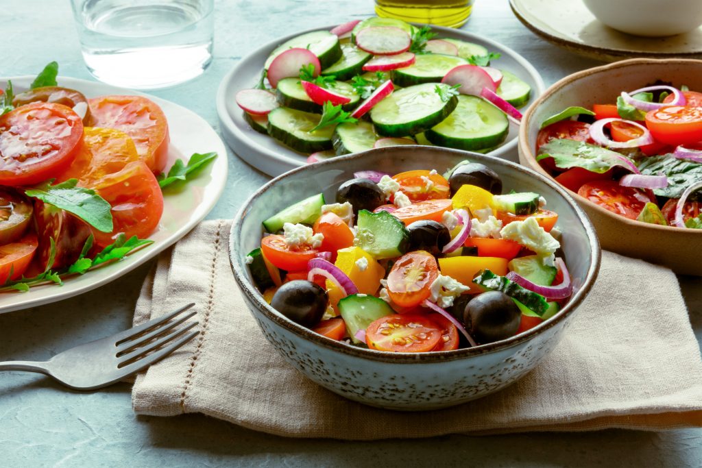 zdjęcie: różne sałatki z kolorowych warzyw, których jedzenie pomaga kontrolować deficyt kaloryczny