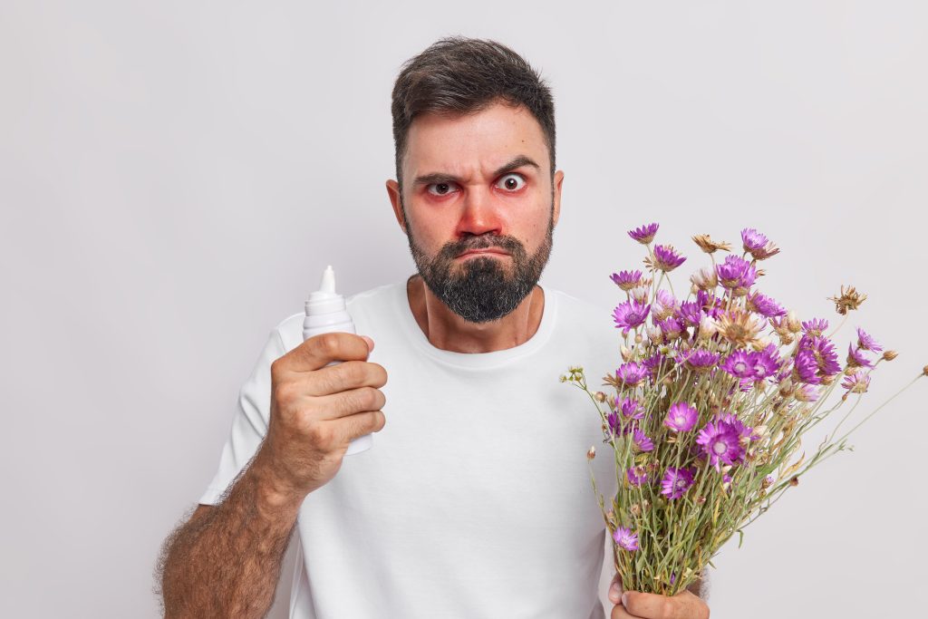 mężczyzna z katarem, może być spowodowany kwitnieniem lub pyleniem roślin 