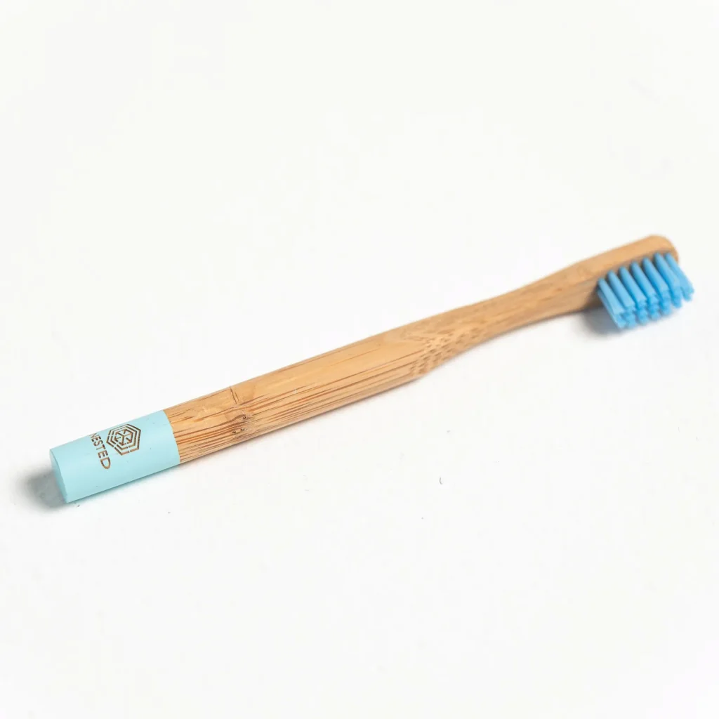 zdjęcie ekologicznej szczoteczki do zębów, wykonanej z bambusa